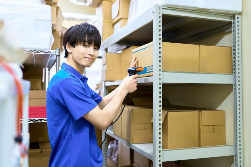 倉庫で作業をしている男性