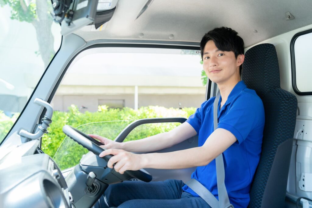 トラックを運転している男性