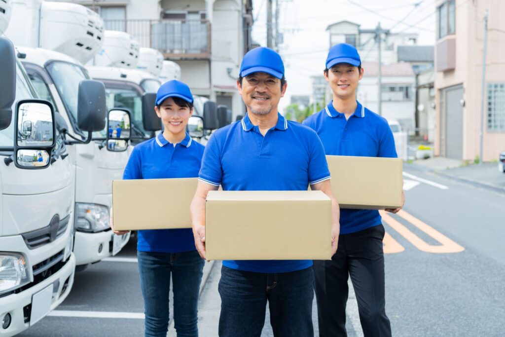 荷物を持っている配達員達